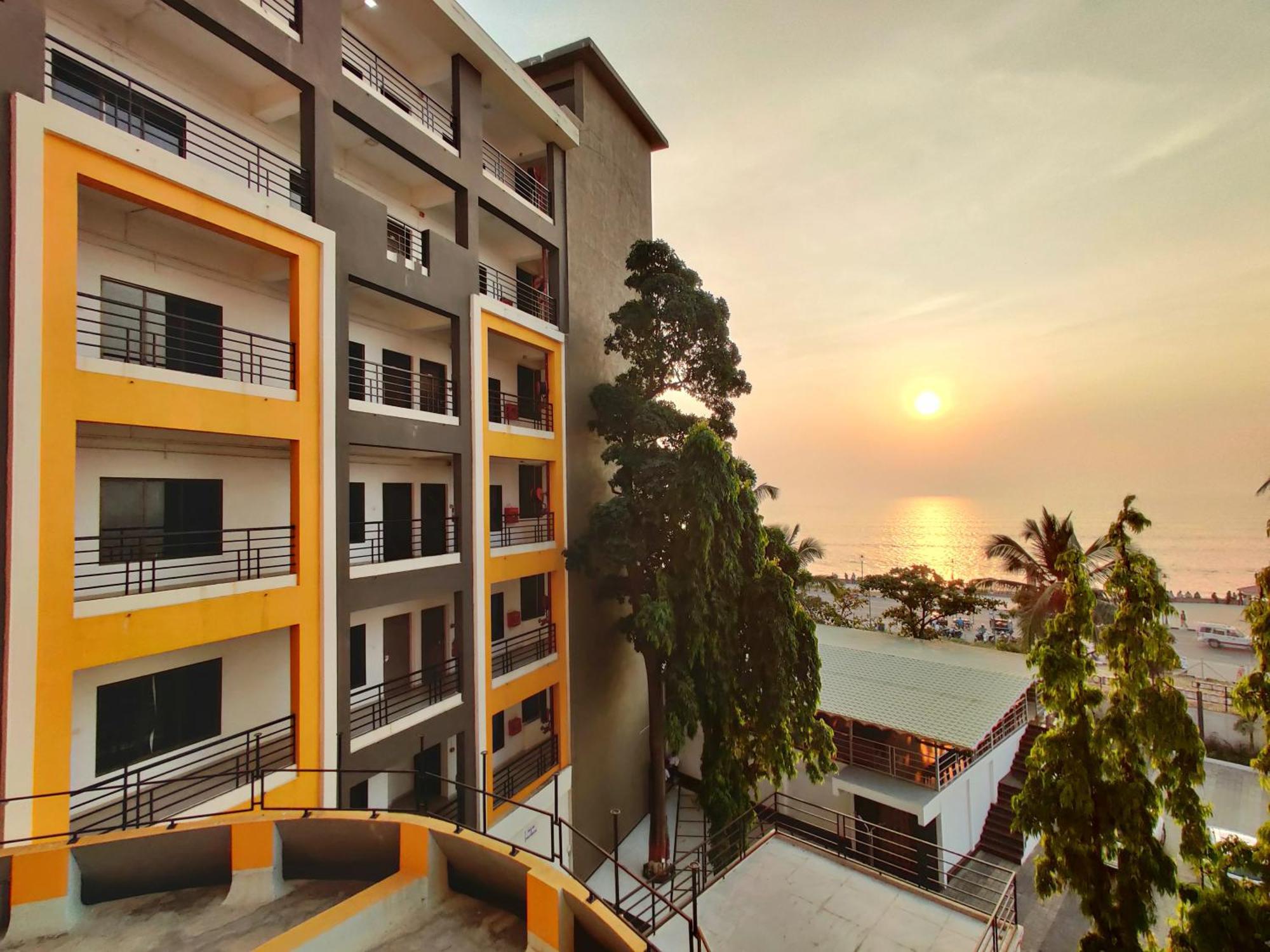 Golden Chariot Hotel Daman Exterior foto